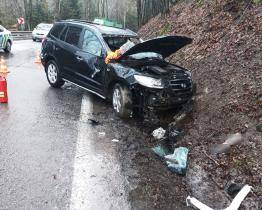 Dramatický kotrmelec u Liptálu: Auto se přetočilo přes střechu, silnice zůstala uzavřená