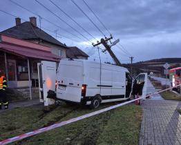 Po srážce s osobním vozidlem dodávka zdemolovala betonový sloup