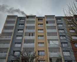 Požár vyhnal obyvatele domu ve Valašském Meziříčí na ulici, kouř bylo vidět už z dálky