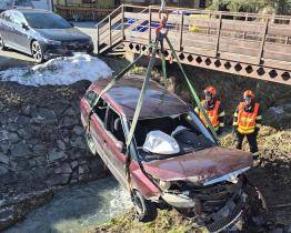 V Prlově skončilo osobní vozidlo v korytě potoka