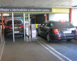 V parkovacím domě na Kvítkové ulici mohou řidiči zaplatit online