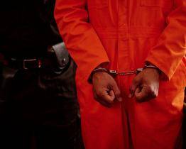 Drogy, ublížení na zdraví a týrání duševně nemocné ženy. Nebezpečnému páru hrozí až deset let za mřížemi