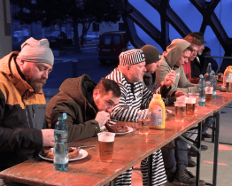 Fašank nabídl celodenní zábavu včetně pojídání metrové klobásy