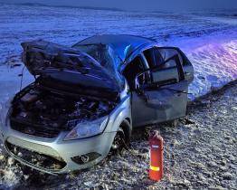 Řidič na Kroměřížsku nezvládl jízdu na zasněžené silnici a skončil s vozidlem v příkopu