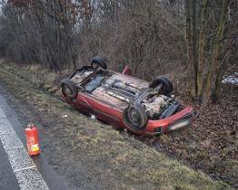 Řidička u Valašského Meziříčí převrátila auto na střechu. Ve voze s ní jelo dítě