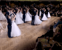 Deváťáci Základní školy UNESCO se představili polonézou