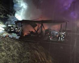 Devět jednotek hasičů bojovalo s požárem hospodářského objektu ve Valašské Polance