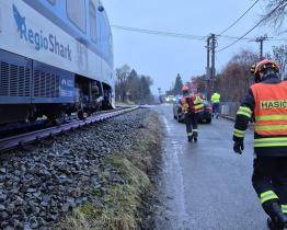 V Želechovicích nad Dřevnicí se dnes ráno srazilo auto s vlakem. Nikdo se nezranil 