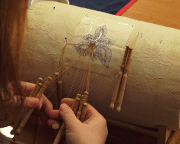 Jednou týdně, už 25 let: dámy a jejich vášeň pro paličkování 