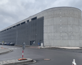 Parkovací dům u vsetínského nádraží začal sloužit řidičům