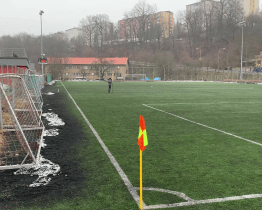 Umělku Pod Pecníkem čeká výměna povrchu, zaplatí ho město