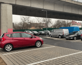 Nové parkoviště u Kotova nabízí více jak šest desítek stání