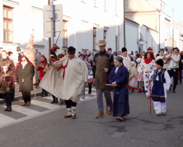 Nedělní fašankový průvod projde městem a v atriu muzea pochová basu