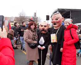 Fašankový průvod s medvědem prošel městem už počtvrté