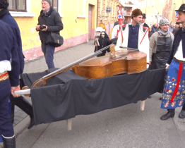 Ve Strážnici pochovali basu a drží čtyřicetidenní smutek