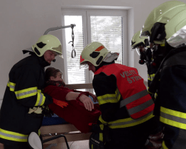 Dobrovolní hasiči si nanečisto vyzkoušeli zásah v novém domově pro seniory v Malenovicích