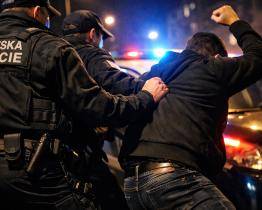 Ve Zlíně na Letné řádil agresivní cizinec: Rušil noční klid a zaútočil i na strážníky