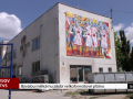 Bývalou mlékárnu zdobí velkoformátové plátno