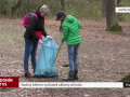 Rodiny během procházek uklízely přírodu