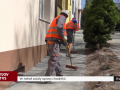 Ve městě začaly opravy chodníků