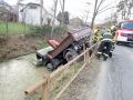 Řidič špatně zabrzdil nákladní automobil, ten skončil v potoce