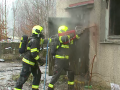 Hasiči obsadili budovu určenou k demolici