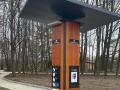 Energosloupek v hulínském parku umí dobít mobil i nafouknout míč