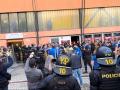 Dohra hokejového derby: devět zajištěných fanoušků, rozbité okno autobusu a vyhrožování brankáři