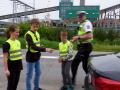 Děti a policisté ve společné dopravní hlídce