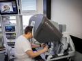 Baťova nemocnice pořídila nový robotický operační systém. Eliminuje třes a vylepšuje pohyb chirurga