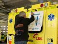 Víte, jak na záchranářskou uličku? Pomoci mají nové polepy na sanitkách