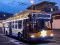 Ulice Zlína a Otrokovic brázdí vánočně vyzdobený trolejbus s tisíci světýlky