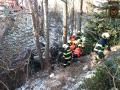 Dopravní nehoda u Lukovečku: osobní auto skončilo na střeše v korytě potoka, zasahovaly všechny složky IZS