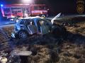 Úterý na silnicích: jedno auto narazilo do stromu, druhé do betonového sloupku