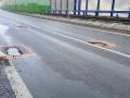 Střídání nízkých a vysokých teplot nahrává tvorbě výtluků. Nejvíce závad je na silnicích I/49, I/57 a I/50