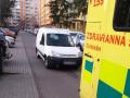 Bezohledný řidič odstavil auto uprostřed silnice přímo za zasahující sanitkou a klidně odešel