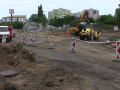 Výstavba okružní křižovatky ve Veselí nad Moravou je v polovině