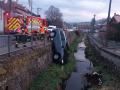 Vážná dopravní nehoda ve Slušovicích: čtyři zraněné děti a auto v potoce