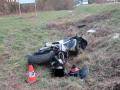 Řidič osobního vozidla srazil motorku a od nehody ujel. Policie prosí o pomoc