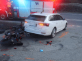 Dvě nehody motorkářů během víkendu. Jedna řidička utrpěla vážná zranění