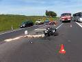 Po srážce s osobním vozidlem u Uherského Brodu utrpěl motorkář vážná zranění