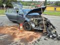 Ve Valašském Meziříčí vzplálo auto za jízdy, ve Slušovicích se srazily dva osobáky