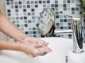 Mytí rukou podle odborníků často podceňujeme. Děláte to správně?