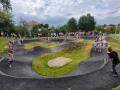 V Boršicích mají novou pumptrackovou dráhu. Klopené zatáčky ocení děti i zkušení jezdci