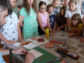 Žáci ZUŠ na výtvarném táboře  Ateliér Knihozem objevují tajemství krásných knih 